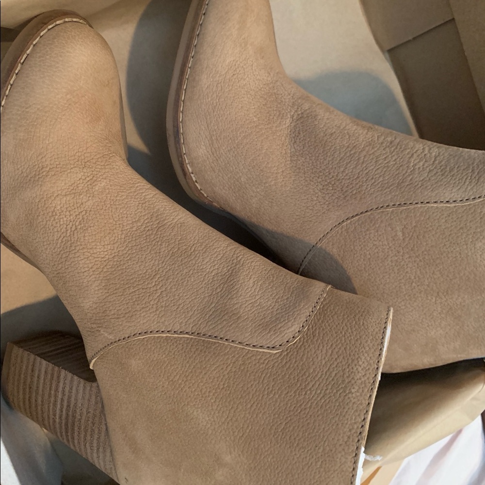 Lucky Brand Liesell Leather Ankle Booties Sesame HTF *Shoe Obsessed Seller! 💕 - Picture 4 of 4
